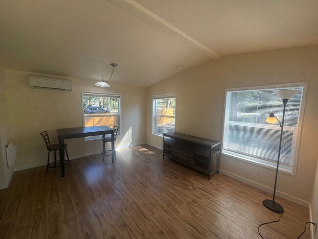 Foto del edificio - Remodeled 1BR Cottage on Private Wooded Lot