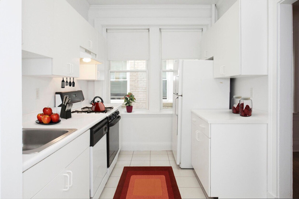 Foto principal - Large 3 bedroom unit near the B, C and D l...