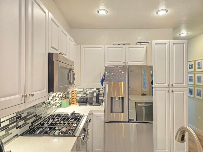 Building Photo - Beautiful Upgraded 2 Bedroom 2 Bathroom Townhouse in Gated Community – Santa Clarita