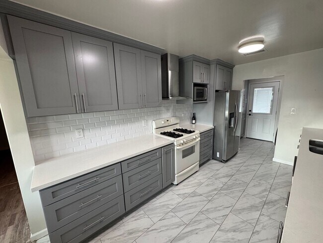 Foto del edificio - **COMING SOON**  CHARMING LAKEWOOD HOME!