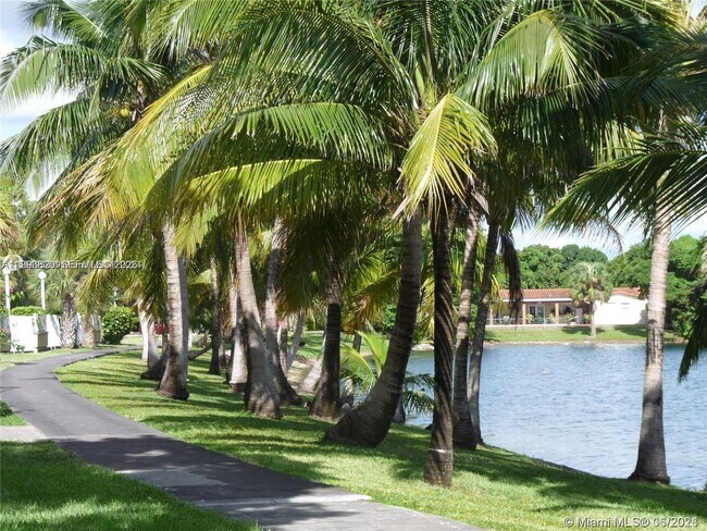 Foto del edificio - 14611 N Kendall Dr