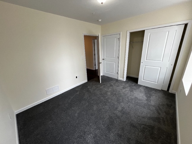 Building Photo - 883 Broadway