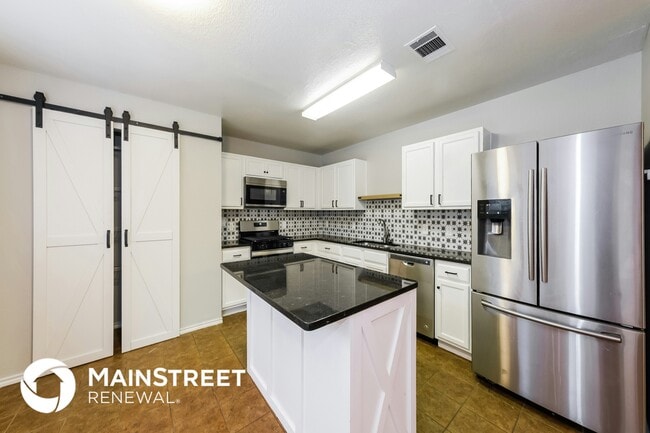 Building Photo - 5920 Silver Screen Dr
