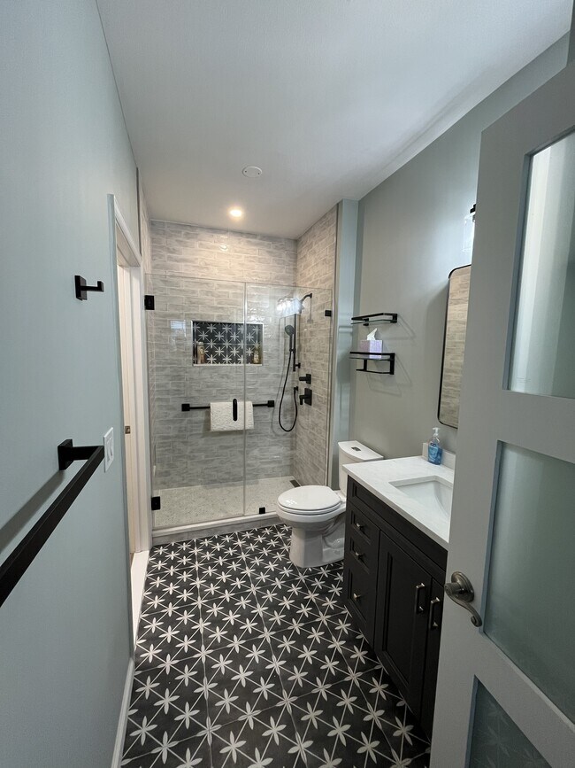 Baño recientemente renovado - 27 Booth St