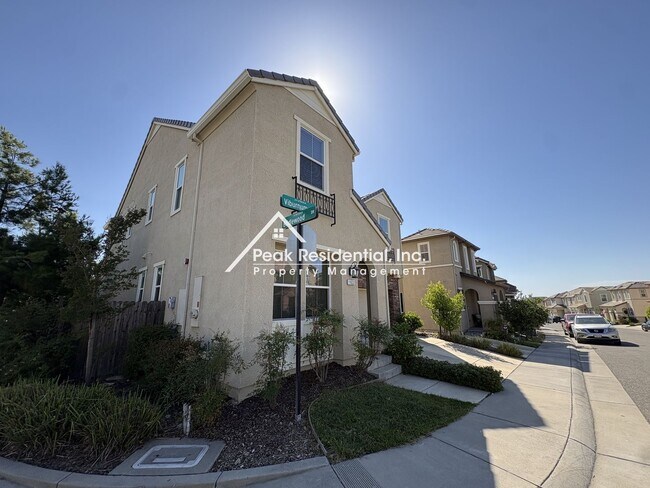 Foto del edificio - Beautiful 4 bedroom 3 bathroom home is located in Rocklin!