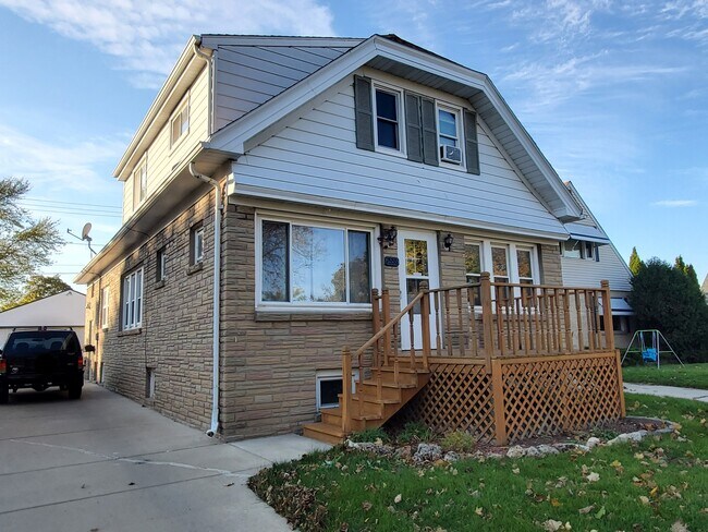 Building Photo - 2555 S 68th St