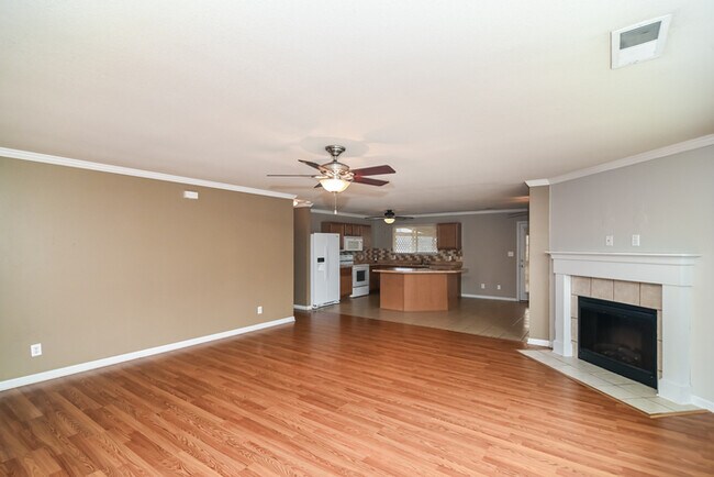 Foto del edificio - 15337 Tyler Mill Dr