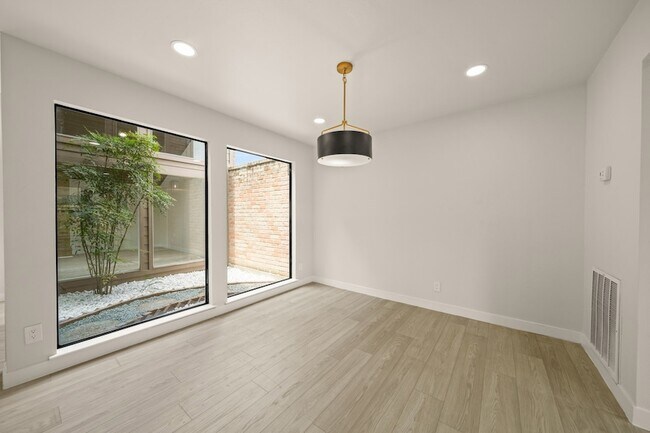 Building Photo - 3010 Manila Ln
