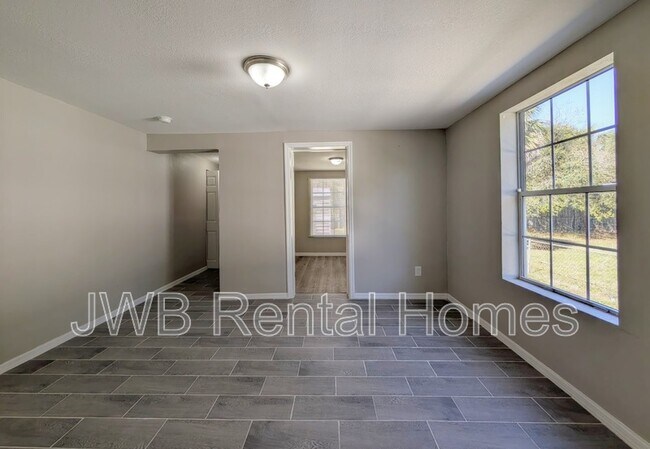 Foto del edificio - 1043 W 31st St