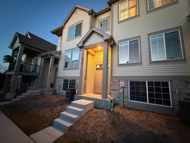 Foto del edificio - 235 Regency Ct