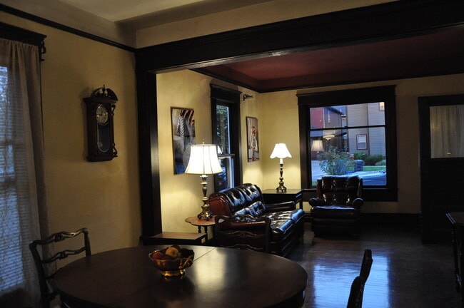 Photo - 1594 Mill St House