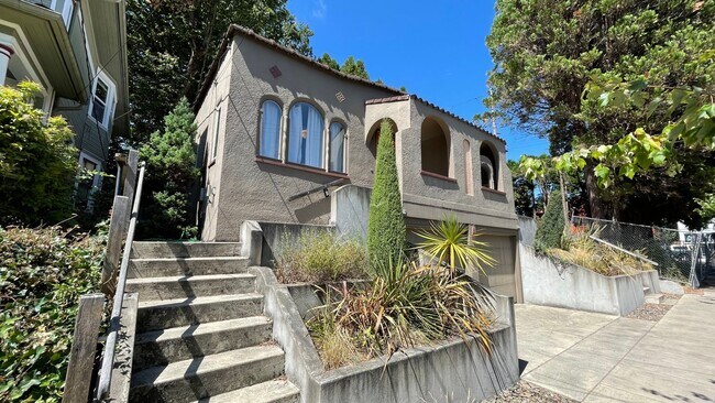 Foto del edificio - Great 2 bed 2 bath duplex, Mission style h...