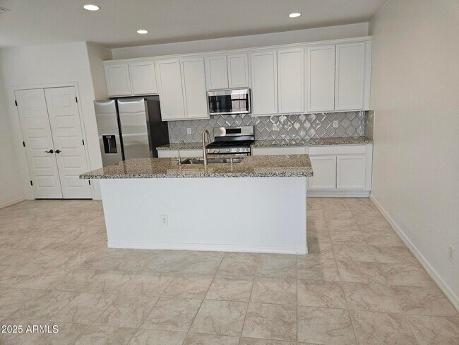 Building Photo - 14224 W Hackamore Dr