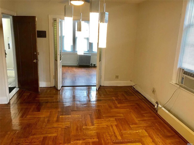 Building Photo - 928 E 211th St