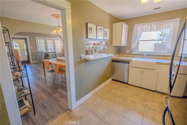 Building Photo - 1112 E Whiting Ave