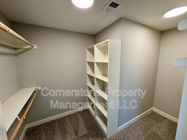 Foto del edificio - 8419 Valley Spring Dr