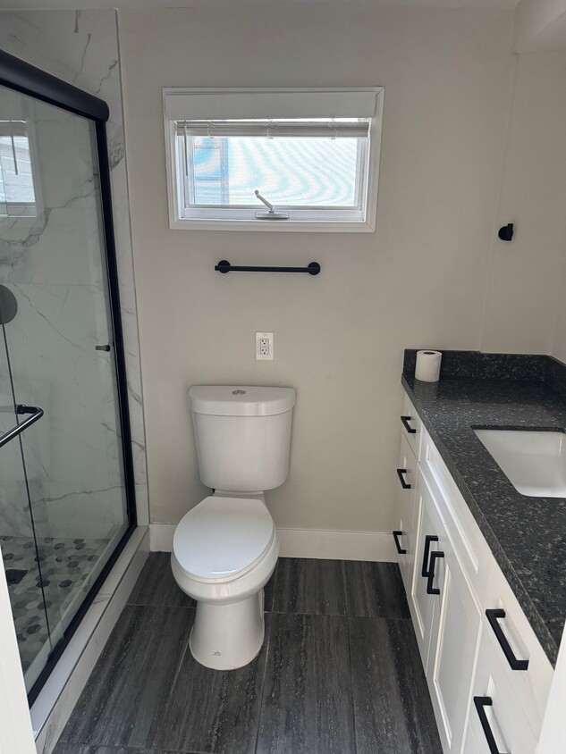 Bath - 5167 Edgeware Rd