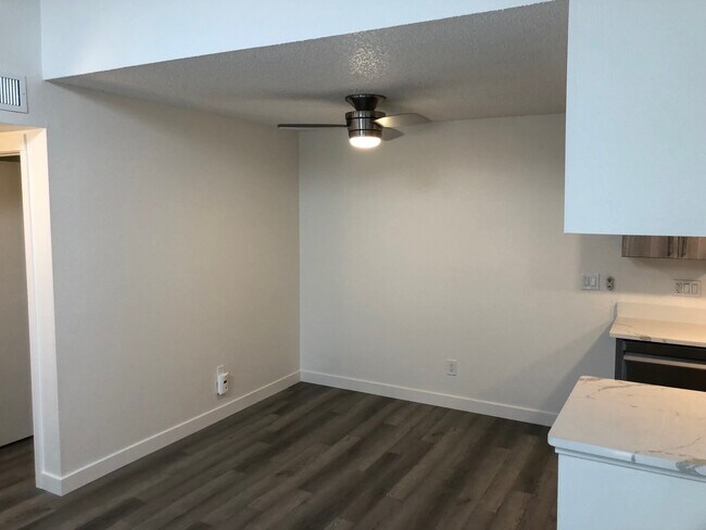 Foto del edificio - 8225 Fairmount Dr