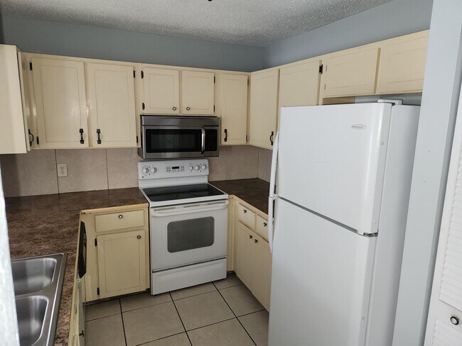Building Photo - 76 Plainview Dr
