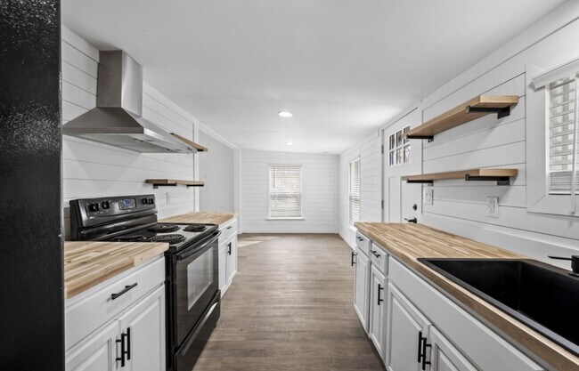 Building Photo - Newly Renovated Home