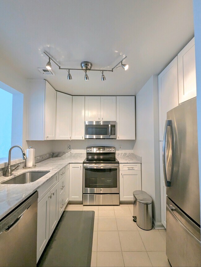 Building Photo - 23 Pierside Dr