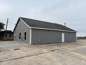 Building Photo - 3278 N Main St