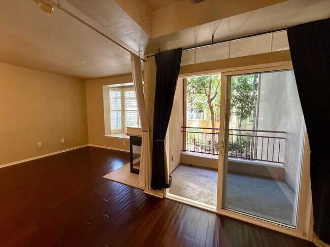 Foto del edificio - Spacious Bankers Hill Studio | In-Unit Laundry | A/C | Fireplace | Pool & Gym | 6-Month Lease