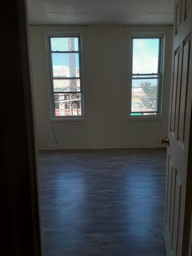 Streetview and private entrance with closet - 160 Woodward Ave