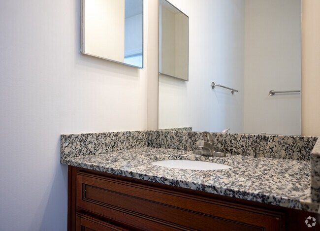 1HAB,1BA -841SF - Baño - Seasons at Poplar Tent