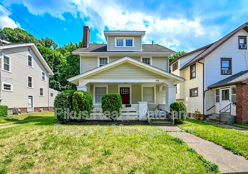 Foto principal - 1438 34th St NW