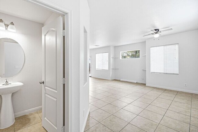 Foto del edificio - Inviting 3-Bedroom Home with Oversized Loft in Gated Southwest Community