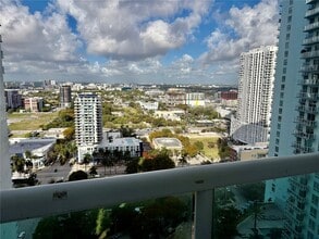 Building Photo - 1800 N Bayshore Dr