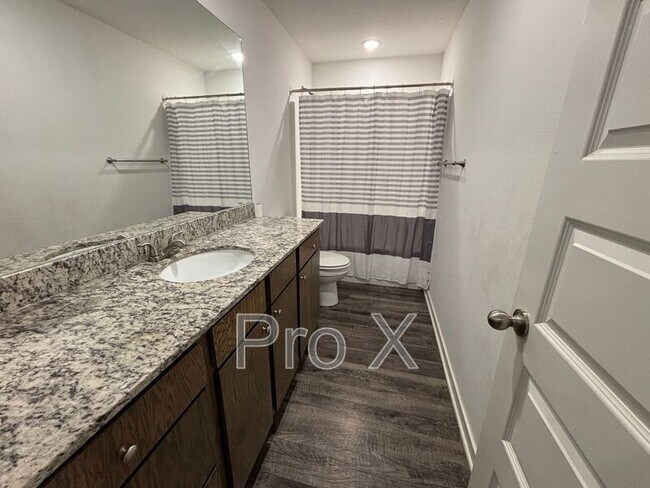 Foto del edificio - 644 Hidden Springs Dr