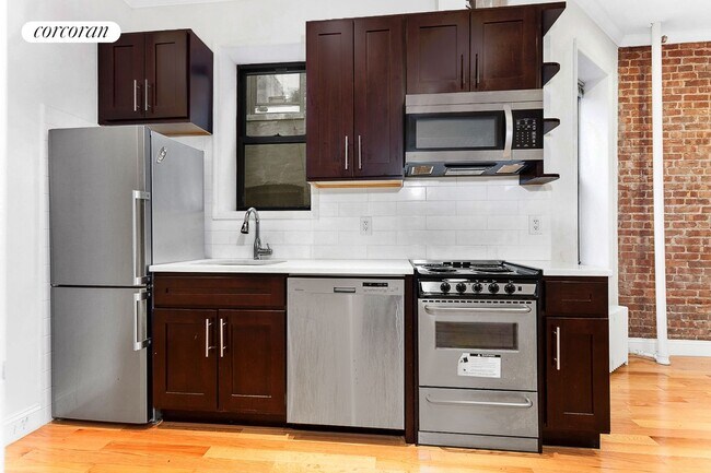 Building Photo - 125 E 88th St