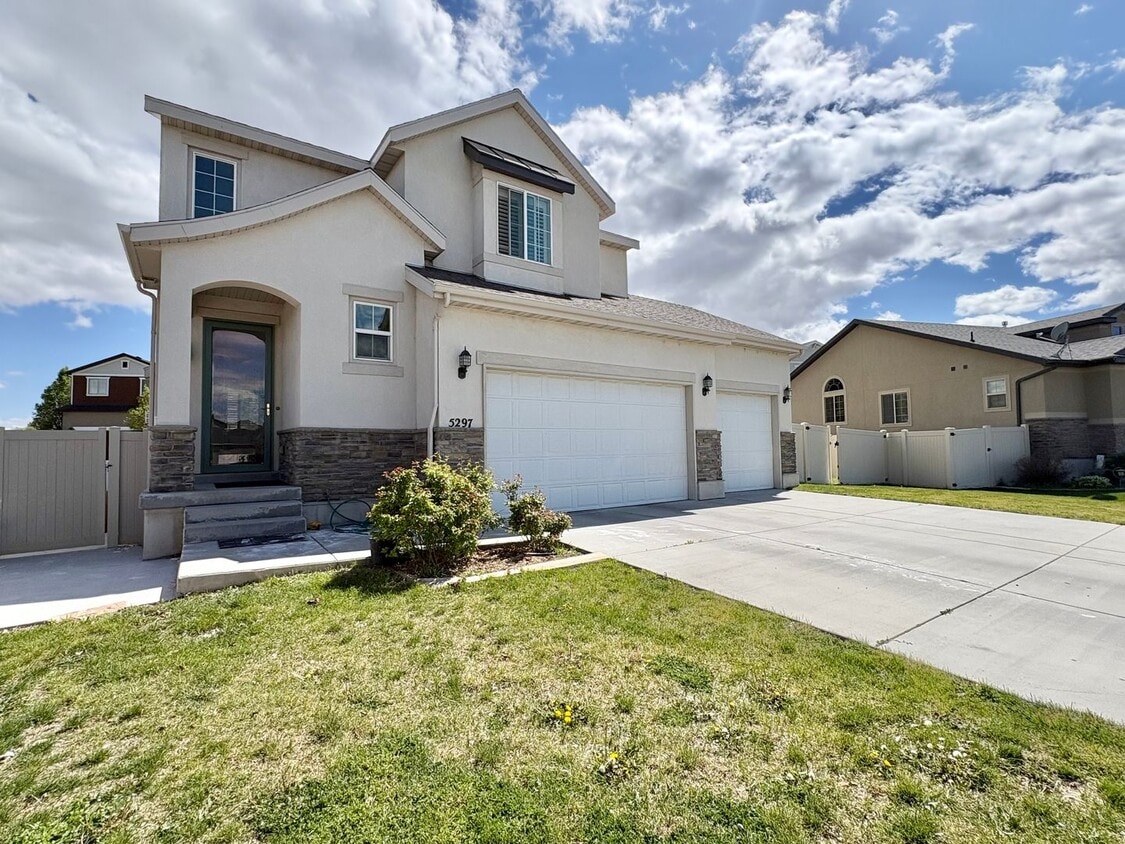 3 Bed, 2.5 Bath Lakeview Home with Private Yard in Quiet Neighborhood! - 3 Bed, 2.5 Bath Lakeview Home with Private Yard in Quiet Neighborhood!
