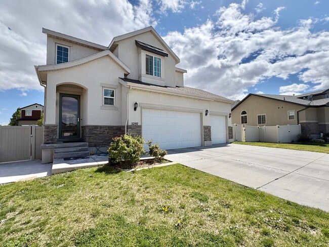 3 Bed, 2.5 Bath Lakeview Home with Private Yard in Quiet Neighborhood! - 3 Bed, 2.5 Bath Lakeview Home with Private Yard in Quiet Neighborhood!
