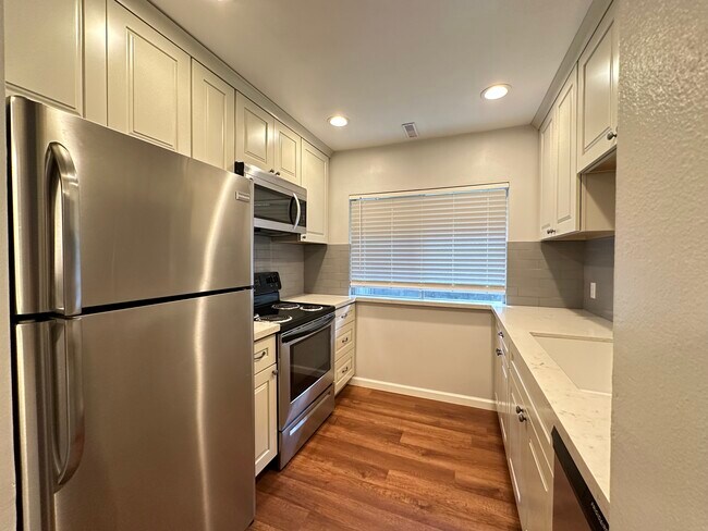 Foto del edificio - 1541 E Waterbury Dr