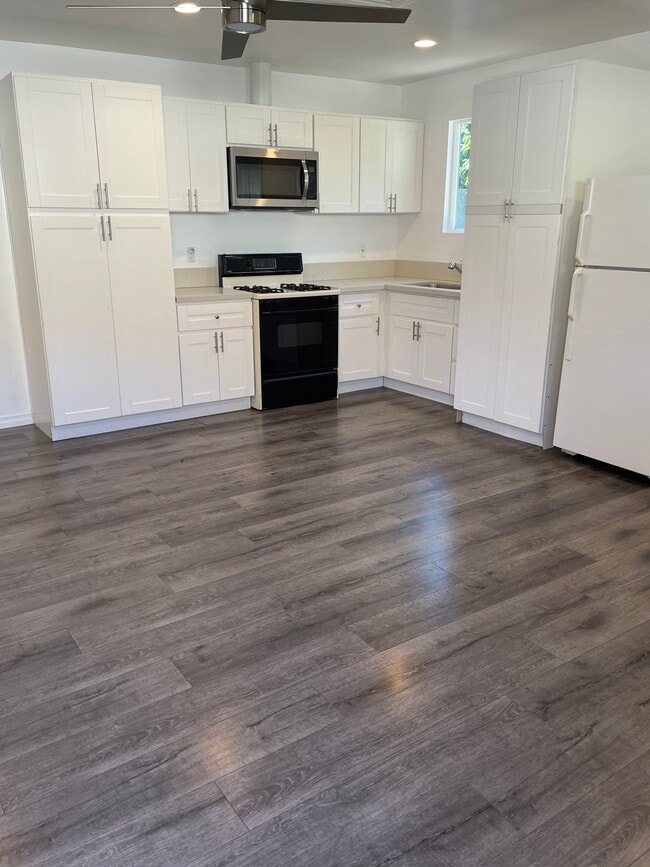 Building Photo - 6756 Tyrone Ave