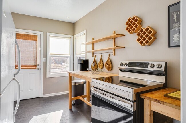 Foto del edificio - UNFURNISHED Charming 1 Bed, 1 Bath Rental Condo in Arbor Lodge neighborhood!