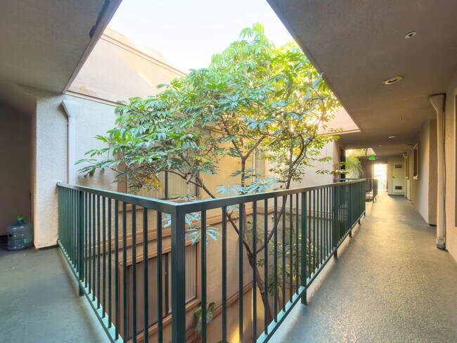 Foto del edificio - Spacious 3BR Condo in Downtown Glendale!