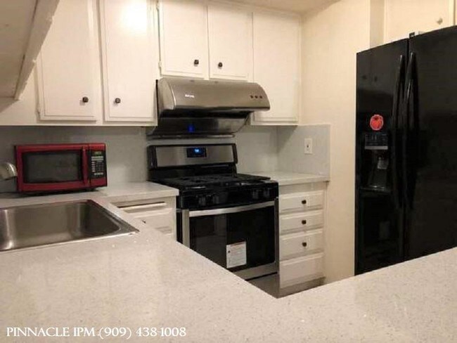 Foto del edificio - 320 Woodglen Drive