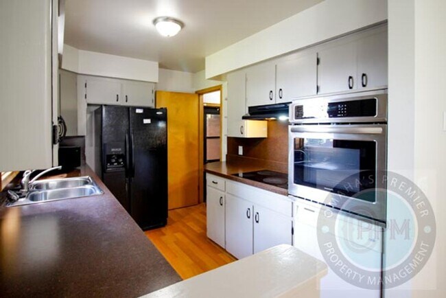 Building Photo - Convenience & Style: Your 3-Bed, 2-Bath Om...