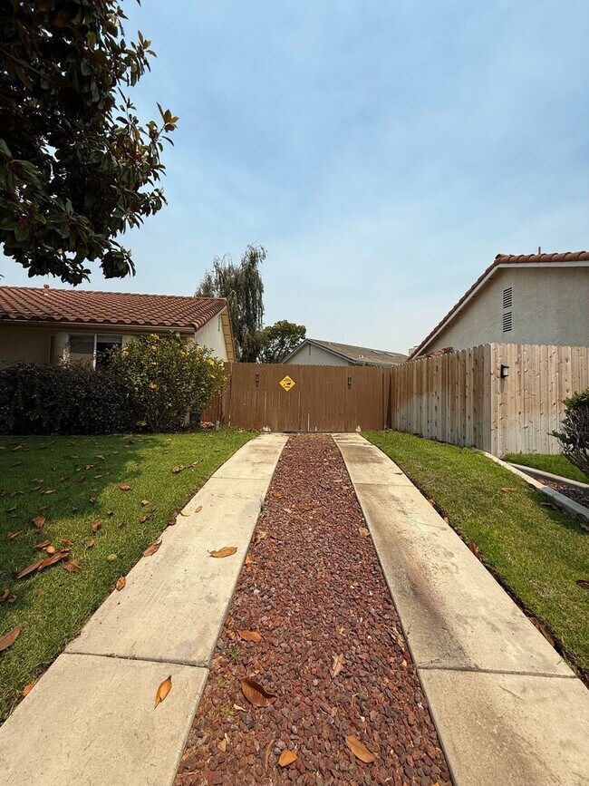 Foto del edificio - Orcutt Single Story Home with RV Access