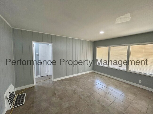Foto del edificio - Charming 3 Bed/1 Bath in Home w/ RBP & Sec...