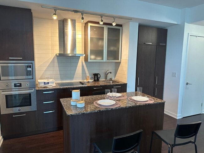 Building Photo - Deluxe Room - York St & Bremner Blvd