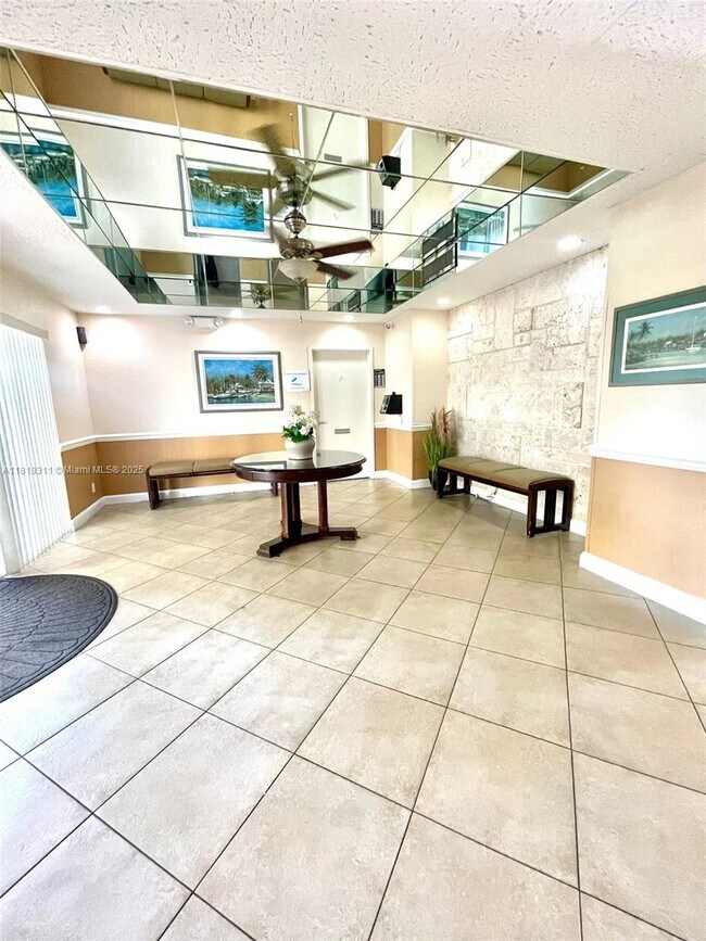 Foto del edificio - 2555 NE 11th St