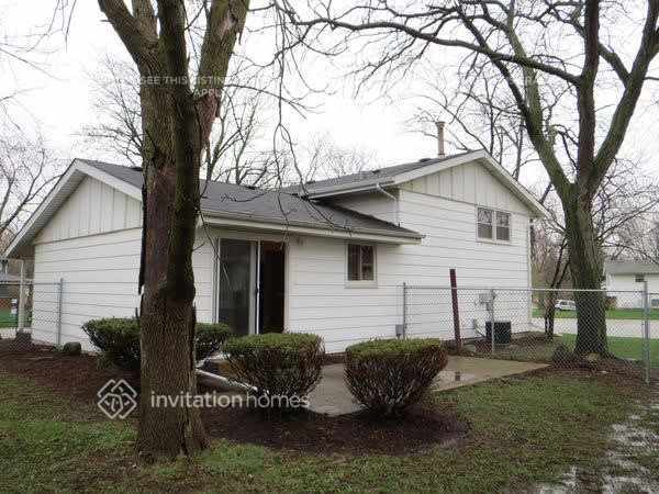 Foto del edificio - 3510 Maple Ln
