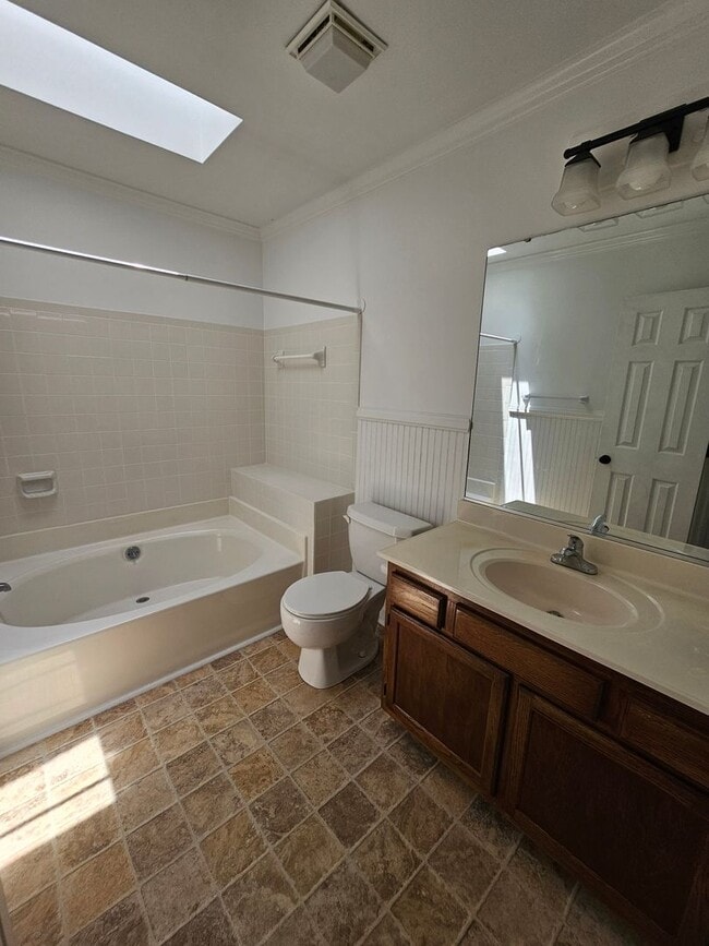 Building Photo - Townhome in Greensboro!