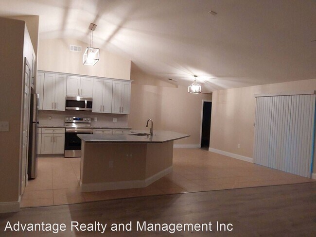 Building Photo - 4 br, 2 bath House - 33 East Diamond Dr.