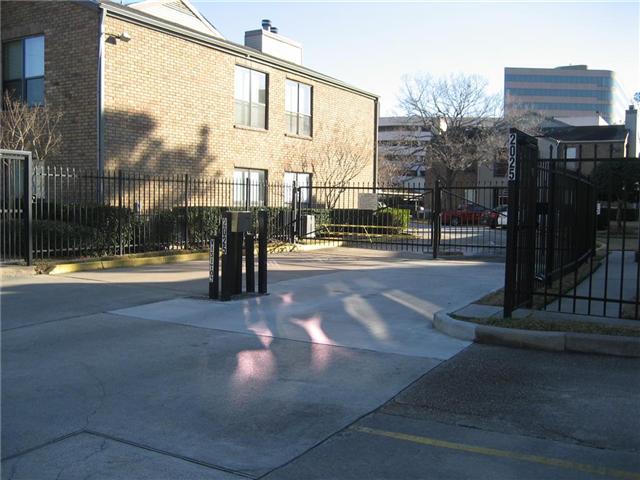 Building Photo - 2025 Augusta Dr